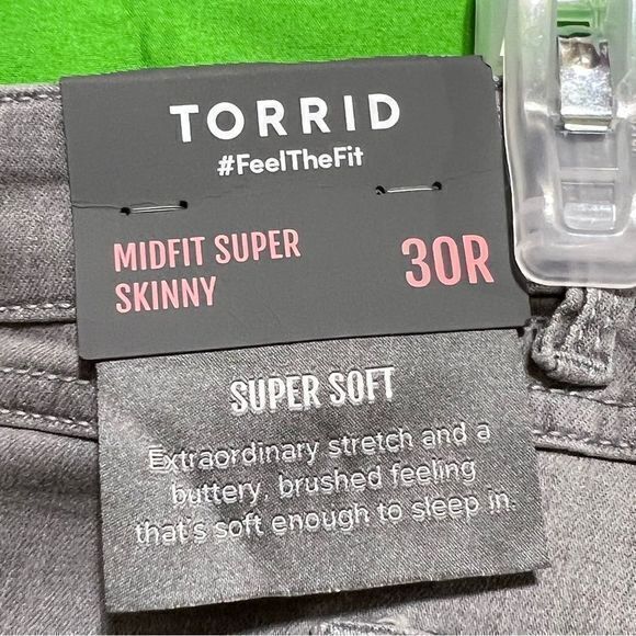 NWT Torrid Women's MidFit Super Skinny Soft High Rise Jean Ascension Size 30R - Picture 6 of 9